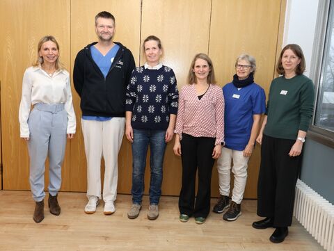 Auf 25 Jahre im öffentlichen Dienst bzw. im Hegau-Jugendwerk können: (ab 2.v.l.n.r) Fachkrankenpfleger und Praxisanleiter Torsten Ludwig, Physiotherapeutin Christine Zeller und Lehrerin Elisabeth Grässer zurückblicken. Die Glückwünsche kamen von Barbara Martetschläger (li außen), Kfm. Direktorin, Christine Schweikle, Ärztliche Leiterin, und Pflegedirektorin Petra Wirth (re außen). Bild: Andrea Jagode